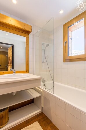 Bathtub, hair dryer