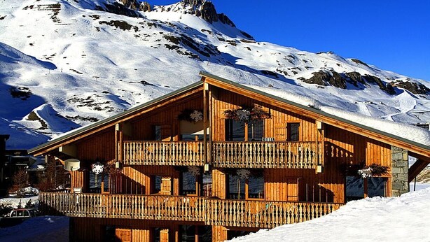 A wooden chalet with a balcony, set against a snowy mountain backdrop. - CHARDONNET - TIGNES - Gîte (TIGNES)