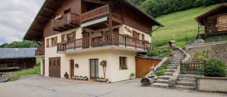 المنشأة من الخارج