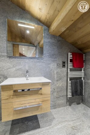Bathtub, hair dryer, towels