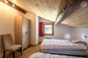 2 habitaciones, tabla de planchar con plancha y cuna de viaje