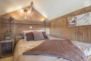 1 bedroom, iron/ironing board, travel crib, bed sheets - LA CABANE D'ESTEF - NOVALAISE (NOVALAISE)