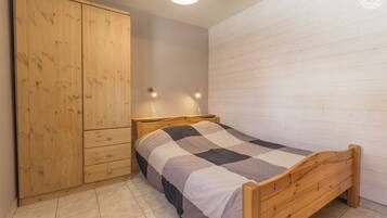 3 bedrooms, iron/ironing board, travel cot, free WiFi