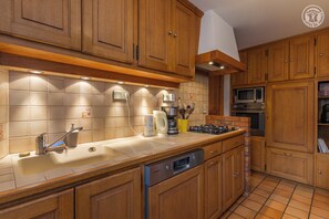 Fridge, microwave, oven, stovetop - LA MAISON DE MARIE ANDRE (ENTRELACS)