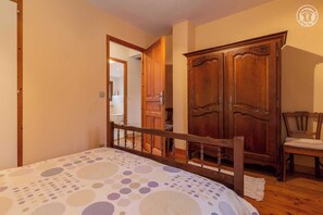 4 bedrooms, iron/ironing board, travel cot, free WiFi