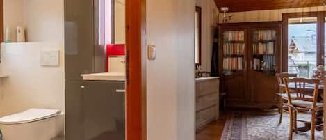 Douche, sĂšche-cheveux, serviettes fournies