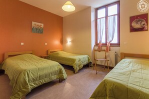 4 chambres, fer et planche à repasser, lit de bébé portatif
