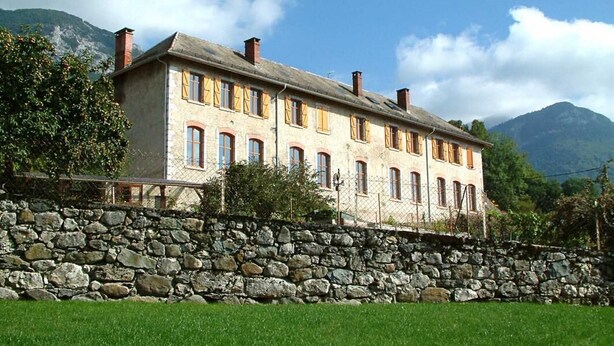 A stone-walled building with a row of windows and a balcony. - Gîte - THOIRY - Gîte (THOIRY)