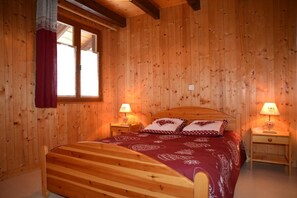 5 bedrooms, iron/ironing board, travel crib, free WiFi