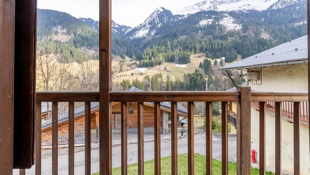 A wooden balcony with a view of a mountainous landscape, including snow-capped peaks and dense forests. - LE GRENIER - HAUTELUCE LES SAISIES (HAUTELUCE LES SAISIES)