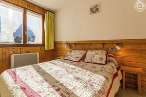 2 habitaciones, tabla de planchar con plancha y cuna de viaje