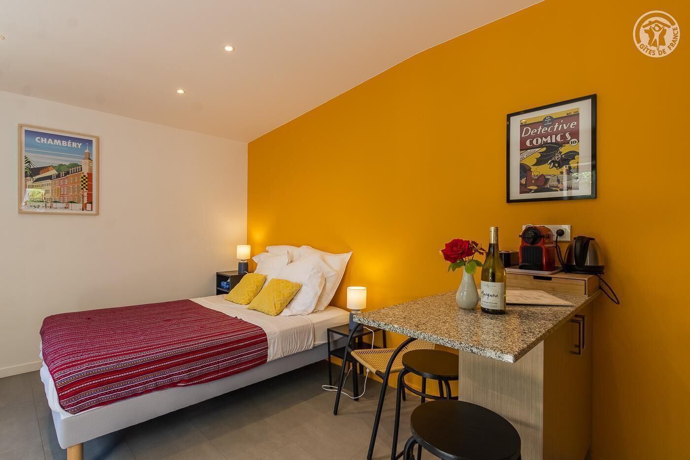 Een strijkplank/strijkijzer, reisbedje, gratis wifi, beddengoed