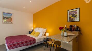 Een strijkplank/strijkijzer, reisbedje, gratis wifi, beddengoed