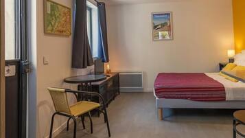 Een strijkplank/strijkijzer, reisbedje, gratis wifi, beddengoed