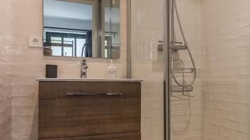 Douche, sĂšche-cheveux, serviettes fournies