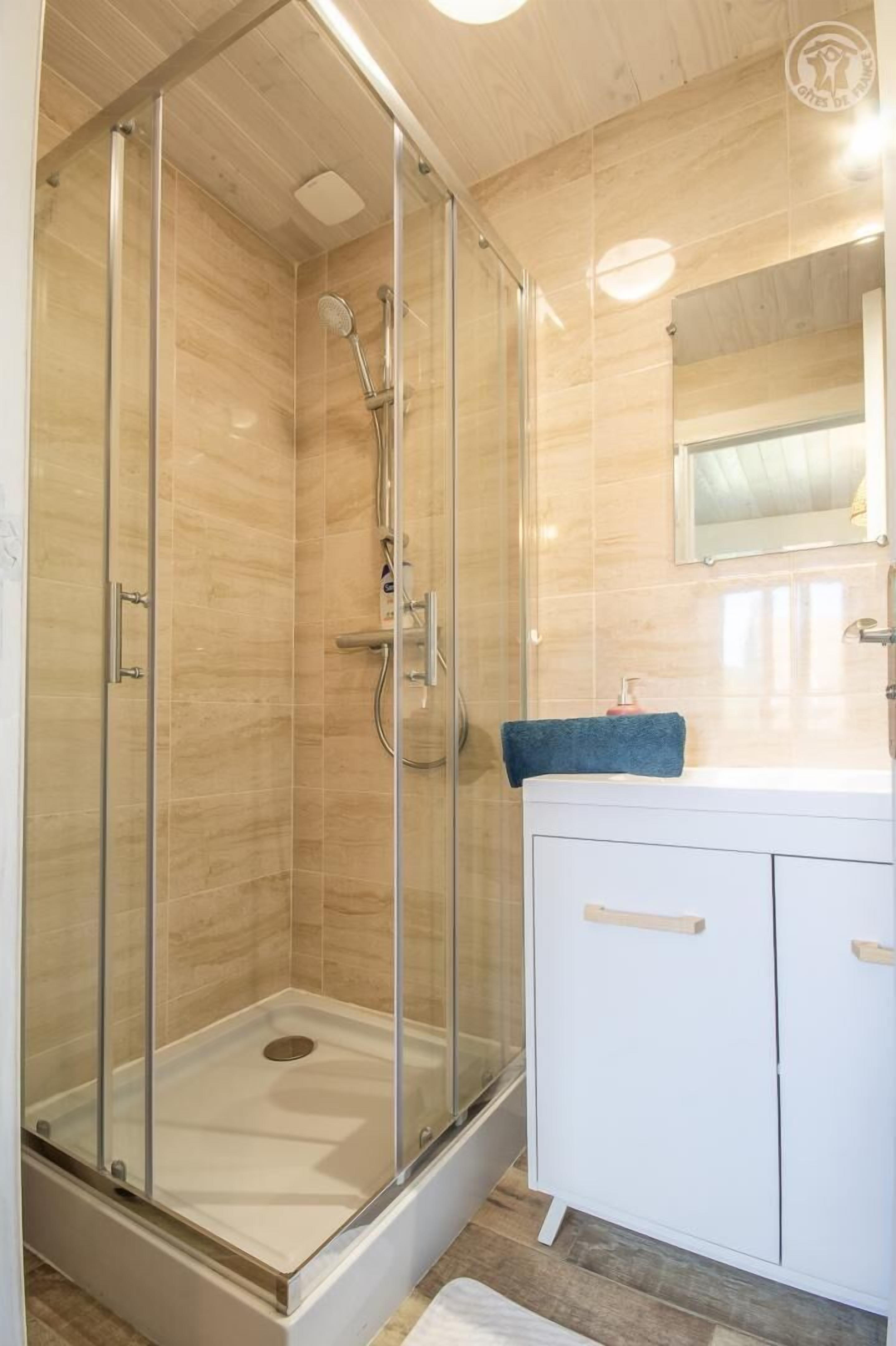 Douche, sèche-cheveux, serviettes fournies