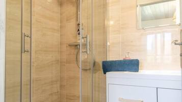 Douche, sèche-cheveux, serviettes fournies