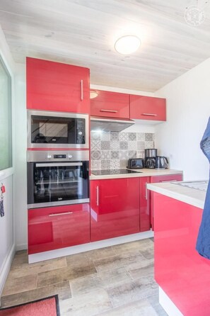 Kjøleskap, mikrobølgeovn, ovn og kokeplater