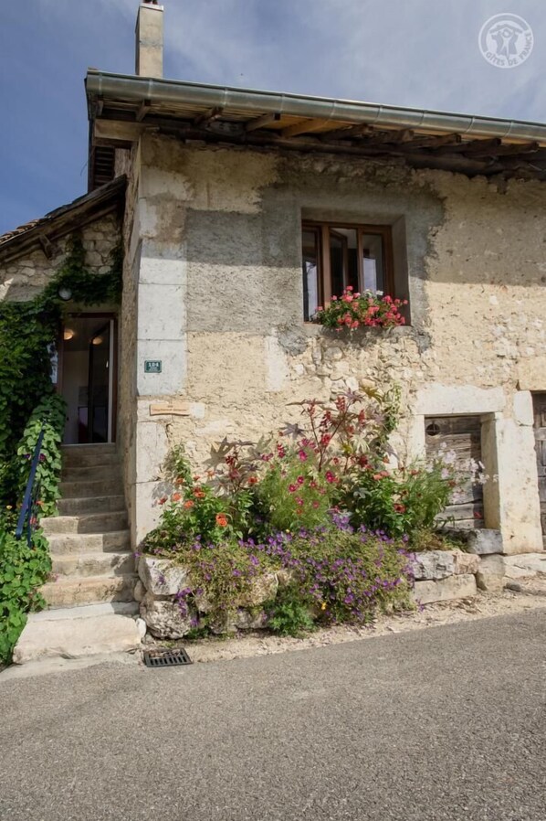 Exterior detail - CHEZ PIERRE ET GERMAINE (ST-MAURICE-DE-ROTHERENS)
