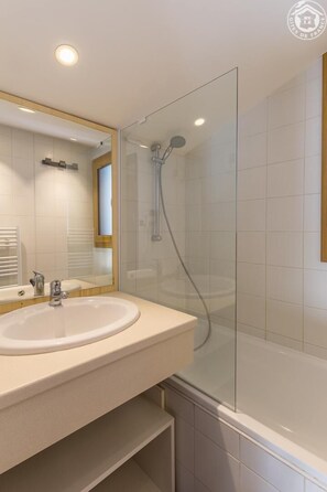 Baignoire, séchoir à cheveux