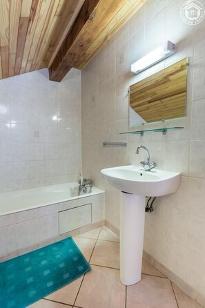 Bathtub, hair dryer