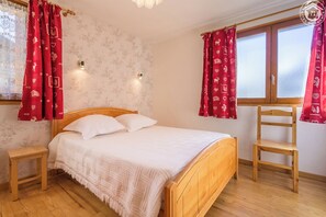 4 bedrooms, iron/ironing board, travel cot - Self-catering - ALBIEZ MONTROND (ALBIEZ MONTROND)