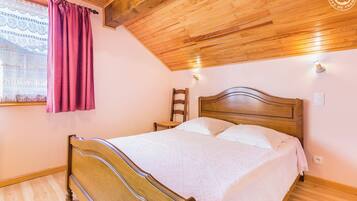 4 bedrooms, iron/ironing board, travel cot