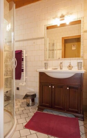 Dusj, hårføner og håndklær