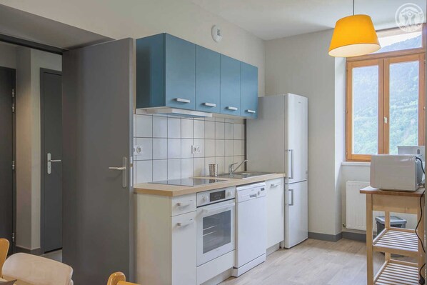 Kühlschrank, Mikrowelle, Ofen, Herdplatte