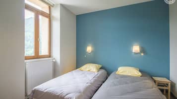 2 bedrooms, iron/ironing board, travel cot, free WiFi