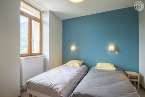 2 bedrooms, iron/ironing board, travel cot, free WiFi