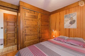 1 bedroom, iron/ironing board, travel cot