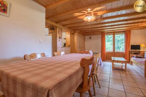 Dining - ERABLE - Ski slopes 200 metres away (MERIBEL LES ALLUES)