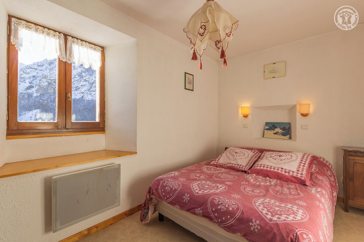 2 slaapkamers, een strijkplank/strijkijzer, reisbedje