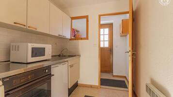 Een koelkast, een microgolfoven, een oven, een kookplaat