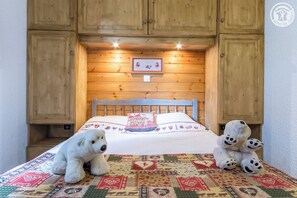 1 slaapkamer, een strijkplank/strijkijzer, reisbedje, gratis wifi