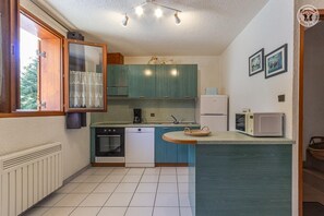 Coffee/tea maker, fridge, microwave, oven - CHALET L'ANDORSE - VALLOIRE (VALLOIRE)