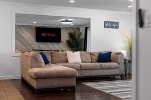 Fernseher, Kamin, Videospiele, Stereoanlage