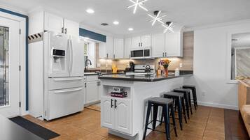 Réfrigérateur, micro-ondes, four, plaque de cuisson