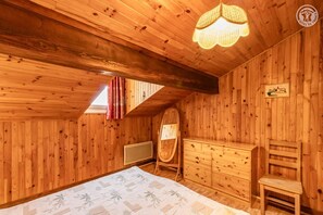 2 bedrooms, iron/ironing board, travel crib, free WiFi