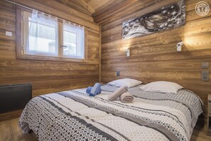 2 bedrooms, iron/ironing board, travel crib, free WiFi