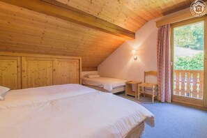 5 habitaciones, tabla de planchar con plancha y cuna de viaje