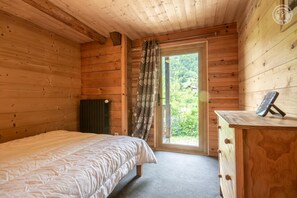 5 bedrooms, iron/ironing board, travel crib, free WiFi