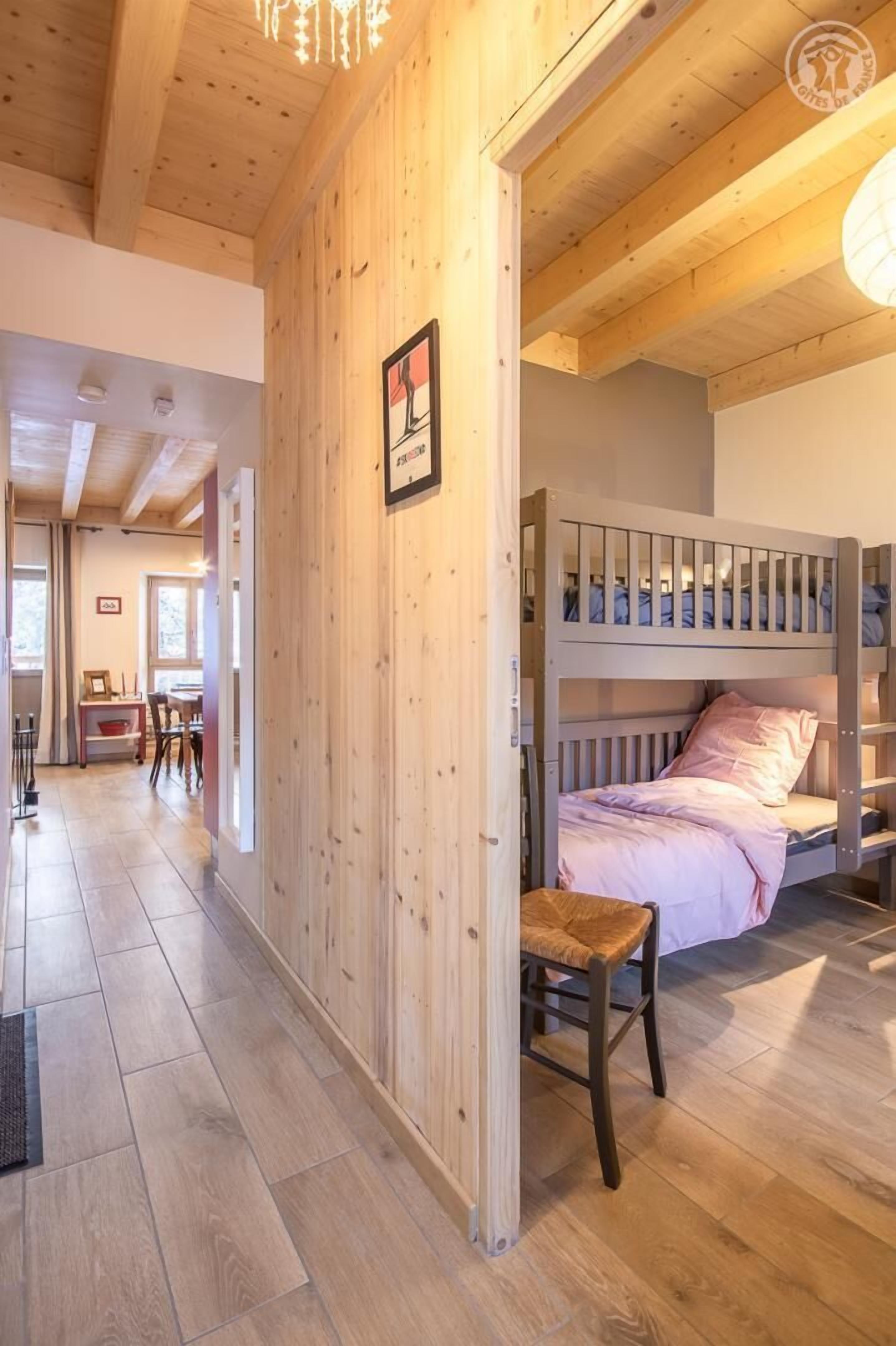 2 slaapkamers, een strijkplank/strijkijzer, reisbedje, gratis wifi