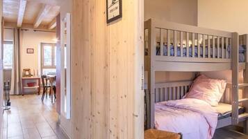 2 slaapkamers, een strijkplank/strijkijzer, reisbedje, gratis wifi