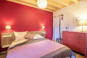 2 quartos, ferros/tábuas de passar roupa, berço de viagem