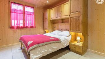 2 bedrooms, iron/ironing board