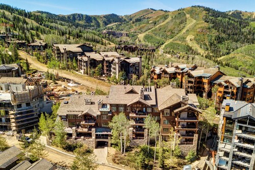 Deer Valley Ski In/Out, Luxury Condo, Amazing Views w/ Private Balcony Slope Side - Hot Tub!