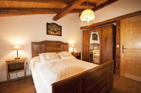 4 bedrooms, iron/ironing board, travel crib, free WiFi