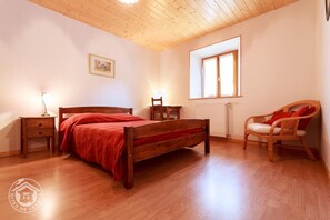 4 bedrooms, iron/ironing board, travel crib, free WiFi